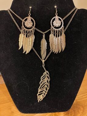 Double hung gold tone 3 feather necklace & dangle feather/rhinestone earrings 22